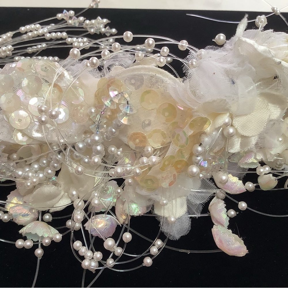 Elegant White Floral Hair Accessory - Picture 7 of 11